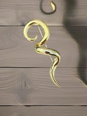 Vintage Gold Tone Swirl Brooch Retro Corkscrew Swish Pin Minimalist Statement